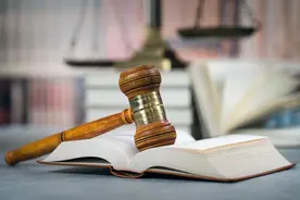 大人跳广场舞，小孩抢玩具受伤致眼球被摘除，获赔27万图片