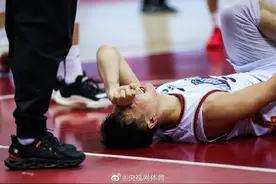 官方：杨皓喆左距骨骨挫伤图片