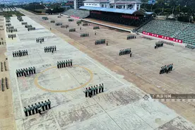 高清组图：高“炎值”出镜 武警广西总队新兵练兵忙图片