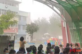 西昌一幼儿园门口路烂遇大风沙尘漫天，数百名幼儿及周边居民受影响 当地洒水降尘图片