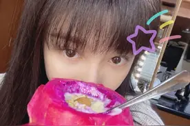 关晓彤《王牌对王牌》分享新吃法 红心火龙果捞酸奶图片