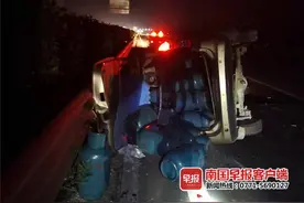 来宾一面包车爆胎侧翻，30个煤气罐滚落在高速路上图片