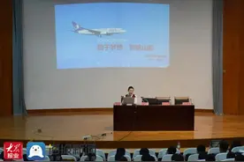 校企协同育人共发展 山航为滨州学院乘务学院学生宣讲并授课图片