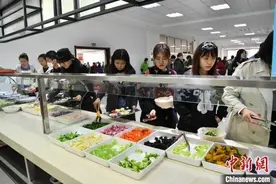长春一高校推出“减脂餐”所有菜品每日售罄图片