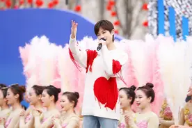 李宇春献唱金曲《和你一样》毛衣搭配仔裤活力满满图片