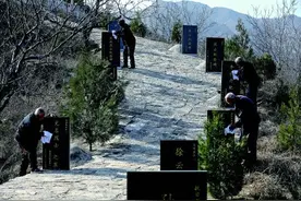 他们踏遍山山水水，寻访散葬在荒山野岭的烈士遗骸图片