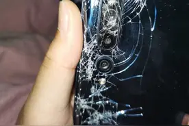 网友小米10被公交车碾压 摄像头完全碎裂 但还能用图片