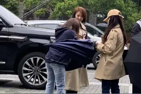 路人镜头：高圆圆与王耀庆拍戏路透照 颜值在线图片