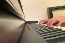 许志安弹奏哥哥经典作品《追》悼念张国荣图片