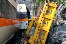 台铁列车发生出轨事故 车厢卡在隧道，多人无生命征象图片