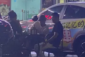 黄景瑜路边吃宵夜被偶遇 坐烧烤摊前撸串惬意十足图片