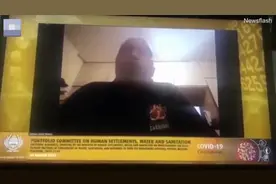 尴尬！南非一名传统领袖开视频会议时妻子全裸出现在身旁图片