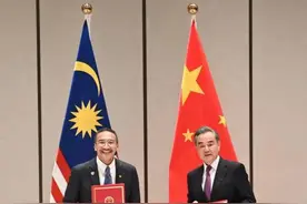 马来西亚外长记者会上秀中文：中马都是一家人图片