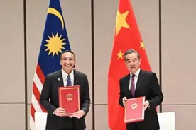 马来西亚外长记者会上秀中文：中马都是一家人图片