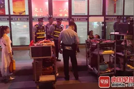 南宁警方夜查朝阳广场“野马”KTV歌摊，查扣3套“大嗓门”音响图片