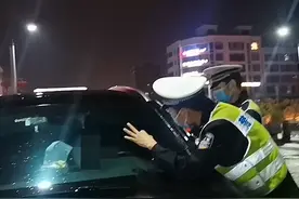 浙江乐清一女子醉驾拒开车门，交警：破窗图片