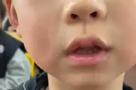 清明节前幼儿园小朋友给老师送花，随后一幕逗笑众人图片