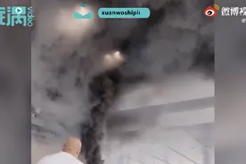 南京禄口机场候机厅浓烟弥漫，滚滚黑烟直冲楼顶，通报来了图片