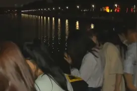 夜光藻遇氧变蓝眼泪引游人追逐视频封面