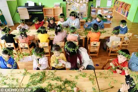 河北广平：戴柳帽 迎清明图片