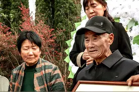​山东烈士家属寻亲71年，送上画像那一刻，75岁老人痛哭：俺找到俺爸了图片