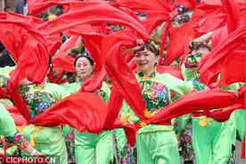 浙江湖州：看蚕娘 轧蚕花图片