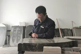 刻碑师的心里话：既然活着，就得使劲儿活图片
