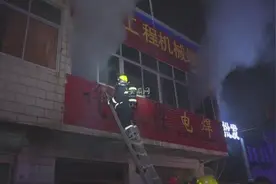 淮南：房屋起火 黑烟滚滚图片