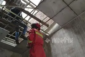 砰！柳州这家美食馆内，客人正在吃着饭，突然有个人掉到房梁上...图片