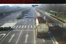 用“李逵”送检 让“李鬼”上路：罐式半挂车非法改装成自卸半挂车 难逃济南交警法眼视频封面