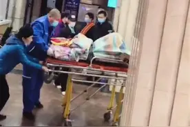 哈尔滨一老太被抬到不动产交易大厅过户，家属：不知道有上门服务图片