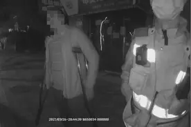 绵阳江油：司机“神”操作 拄着拐杖酒驾图片