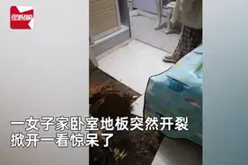 卧室地面突然开裂，女子掀开一看惊呆了：冒出“巨无霸”春笋图片