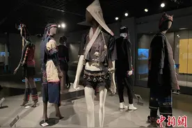 云南哈尼族服饰浙江展出 被誉为“用针线书写的史书”图片