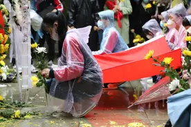 大手牵小手祭先烈，百年党史代代相传图片