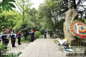吴江开发区实验初中师生祭奠张应春烈士图片