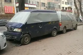 林兴街人行道惊现两辆“装甲车”，交警部门正在调查图片