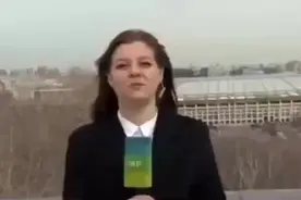 俄罗斯一女记者直播连线时话筒被狗一口咬走，现场秒变追狗大战图片