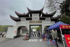 杭州今晨南山陵园扫墓队伍里 两个头发花白的大伯激动相认图片