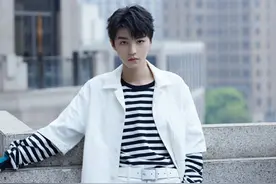 王俊凯江边写真曝光 黑白条纹衫充满青春活力图片