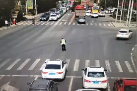 四川自贡贡井交警提示：道路施工拥堵请错峰出行图片