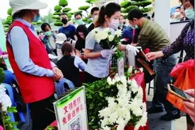 「网络中国节·清明」清明假期第一天 厦门薛岭山陵园预计有3万多名市民祭扫图片