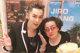 汪东城晒合影为妈妈庆生 母子二人被鲜花簇拥温馨十足图片