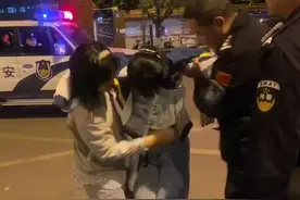 最帅“公主抱”！中学生校门外身体不适 巡逻特警紧急送医图片