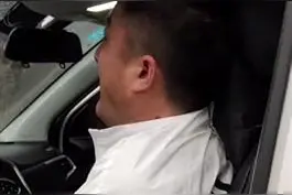 心疼！男子回家给母亲扫墓，见父亲孤身一人后嚎啕大哭图片