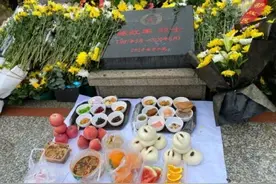 陈红军烈士墓前，孩子第一次“见到”了爸爸……图片
