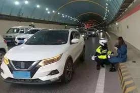 西宁凤凰山隧道出口，一女子坐在路边手脚发抖……图片
