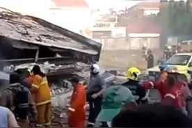 泰国曼谷一民房发生火灾后突然坍塌 致5人遇难图片