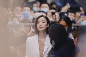 真·生图杀手！倪妮白色西装配淡雅妆容 颜值超能打图片