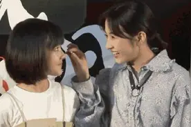互动温柔有爱！张子枫帮王圣迪整理脸上的头发图片
